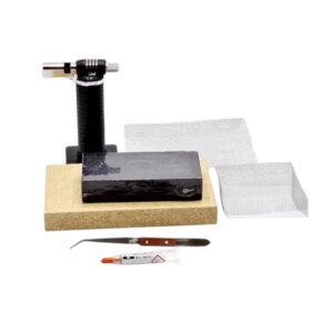 Soldeer en afbakset. Solderen van sieraden en afbakken van zilverklei.